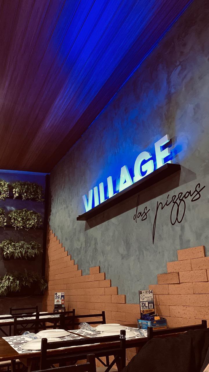 Interior da Village com letreiro iluminado